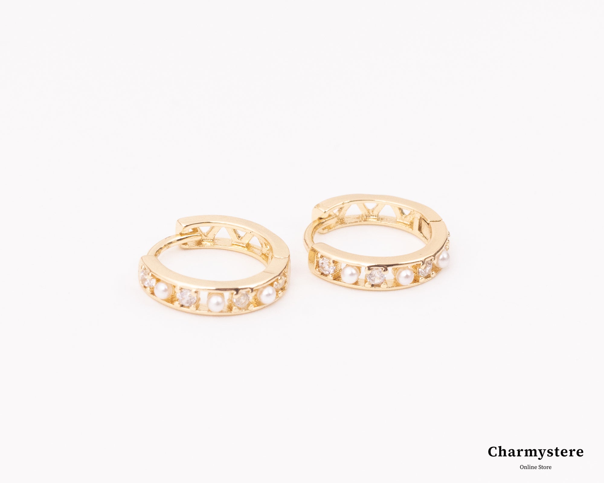 ミニマルパールストーンハギーリングピアス