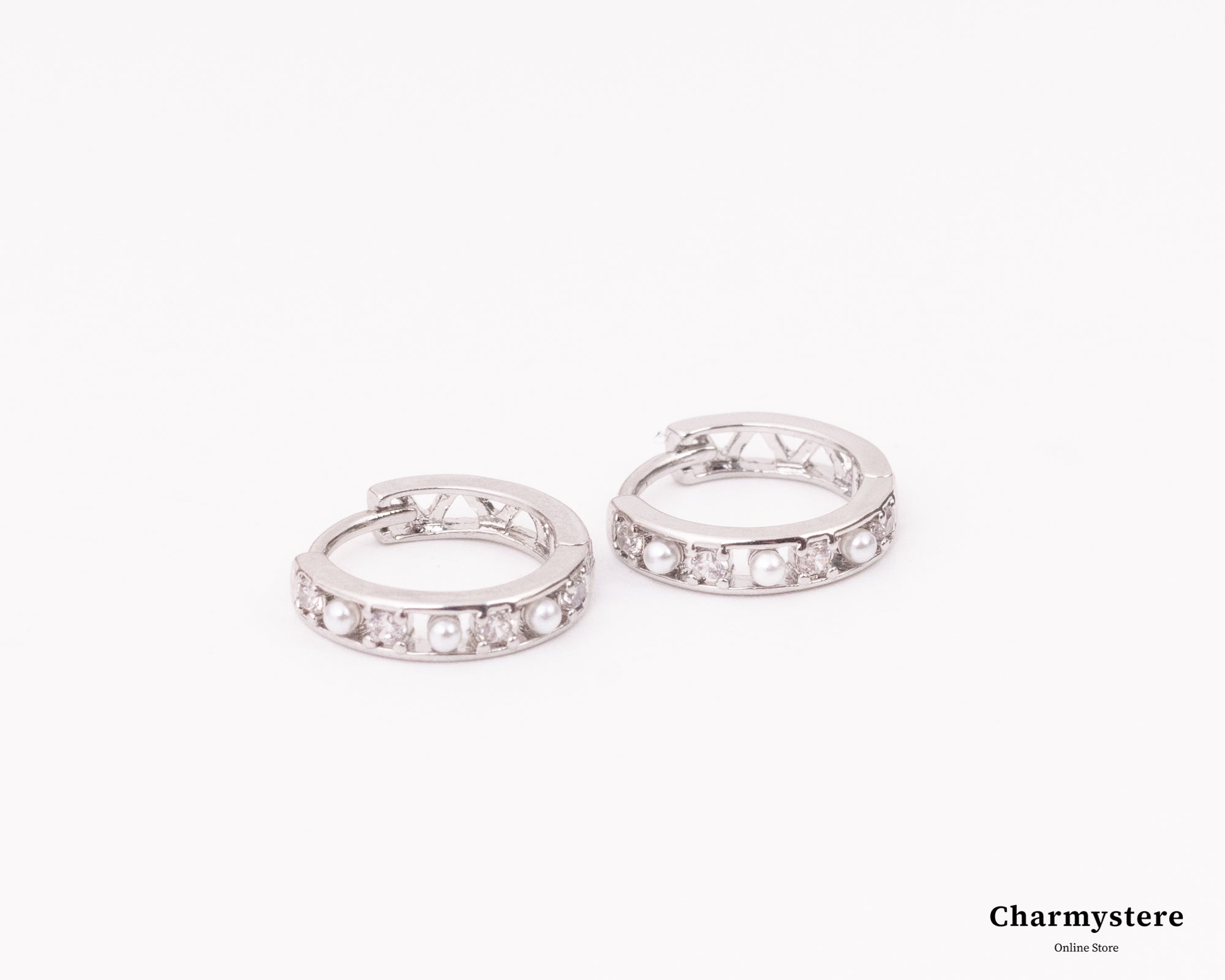 ミニマルパールストーンハギーリングピアス