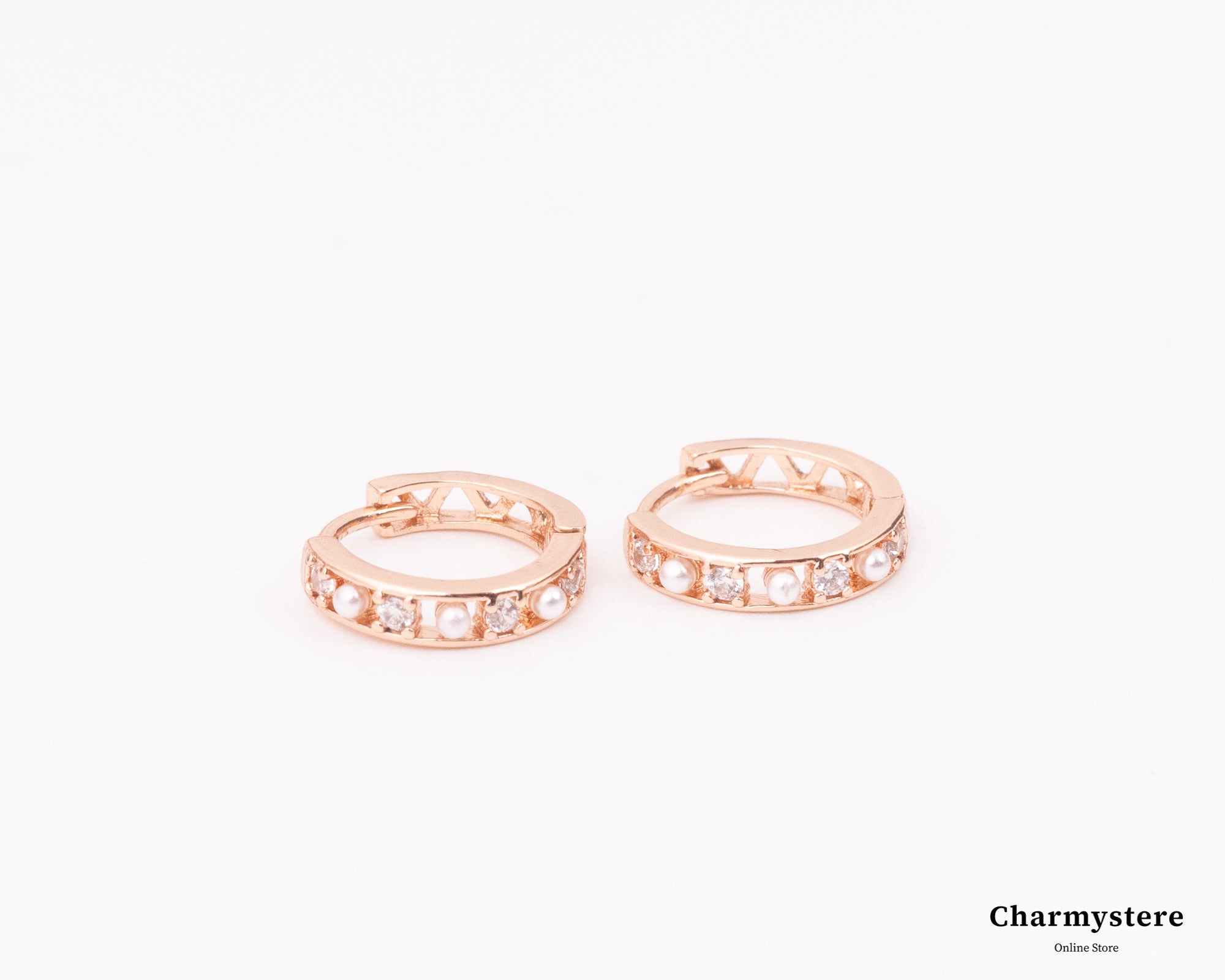 ミニマルパールストーンハギーリングピアス