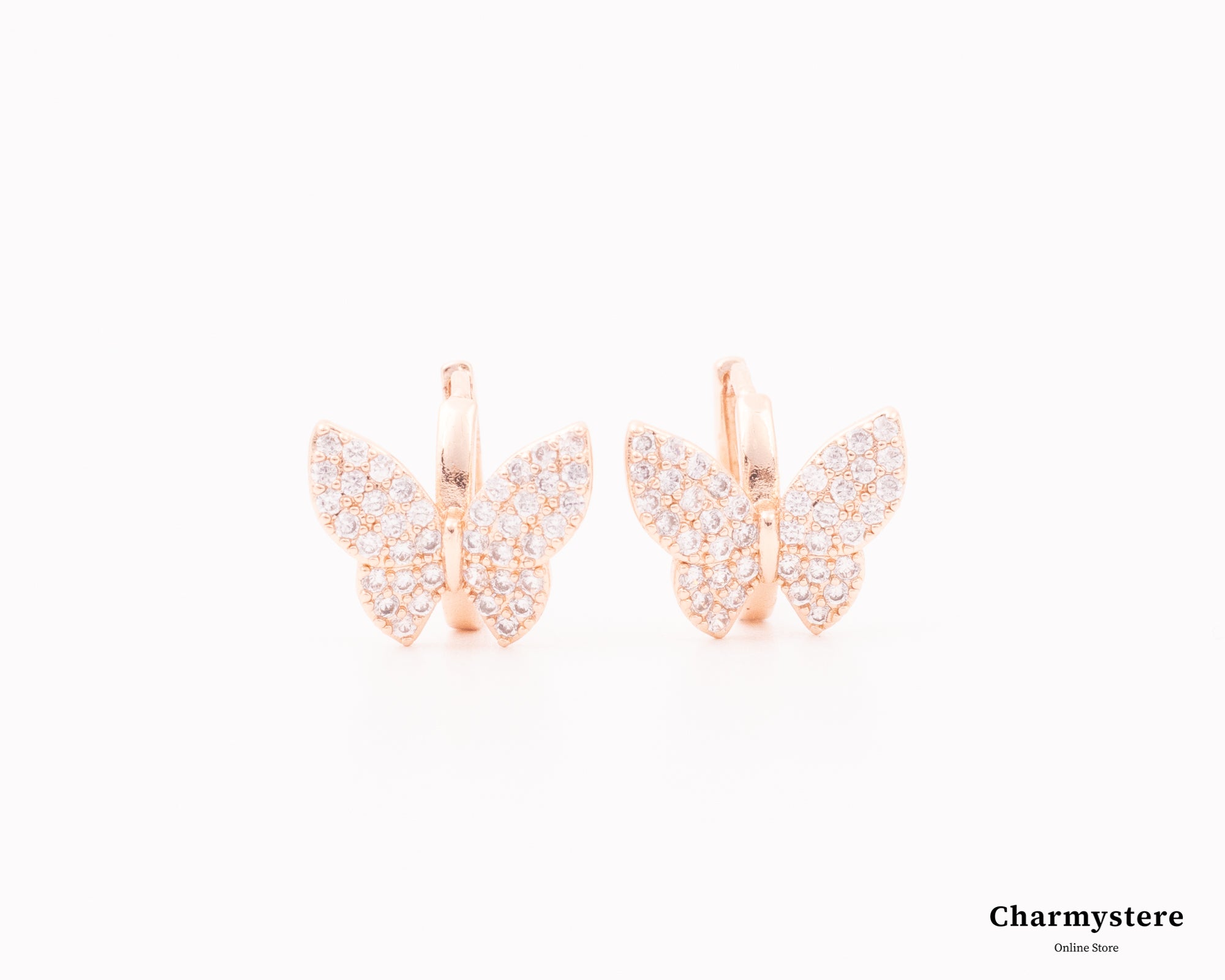 バタフライビジューパヴェストーンハギーピアス