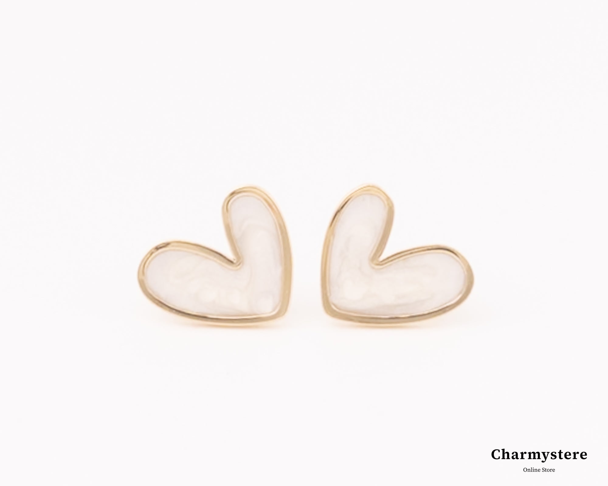 フレームホワイトハートピアス