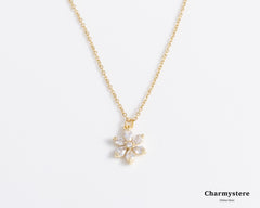 point flower motif necklace